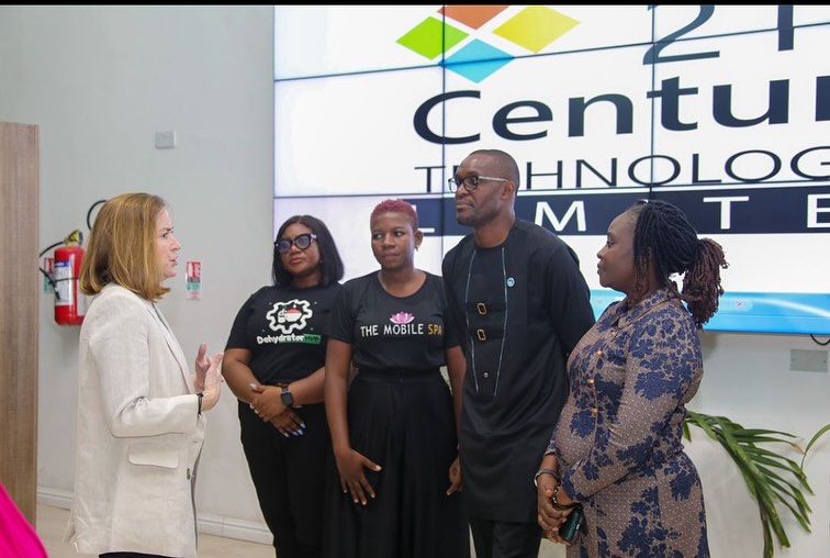 PRODUCT SHOWCASE TO THE US CONSUL GENERAL.